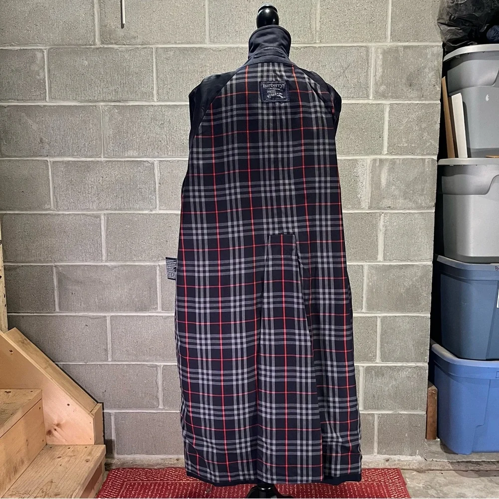 Burberry trench coat. - Picture 8 of 14